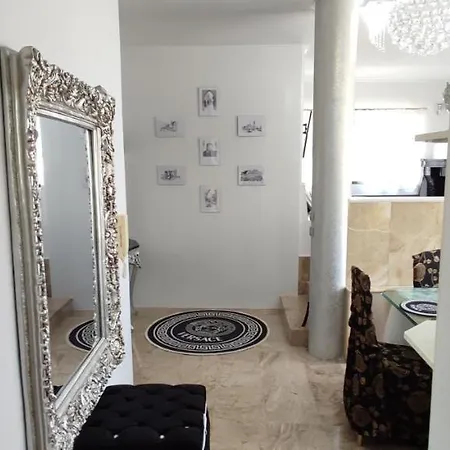 Апартаменты Ixian House *